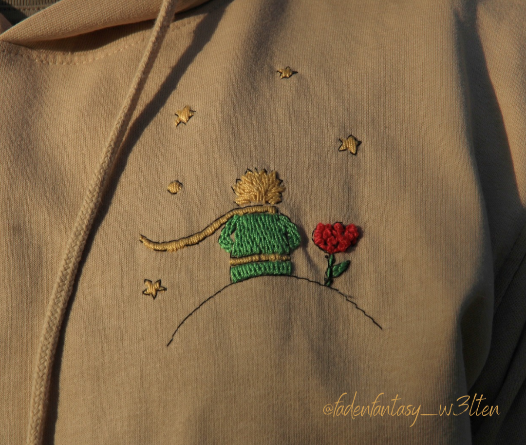 Broderi af fiktions-inspirerede motiver på tøj