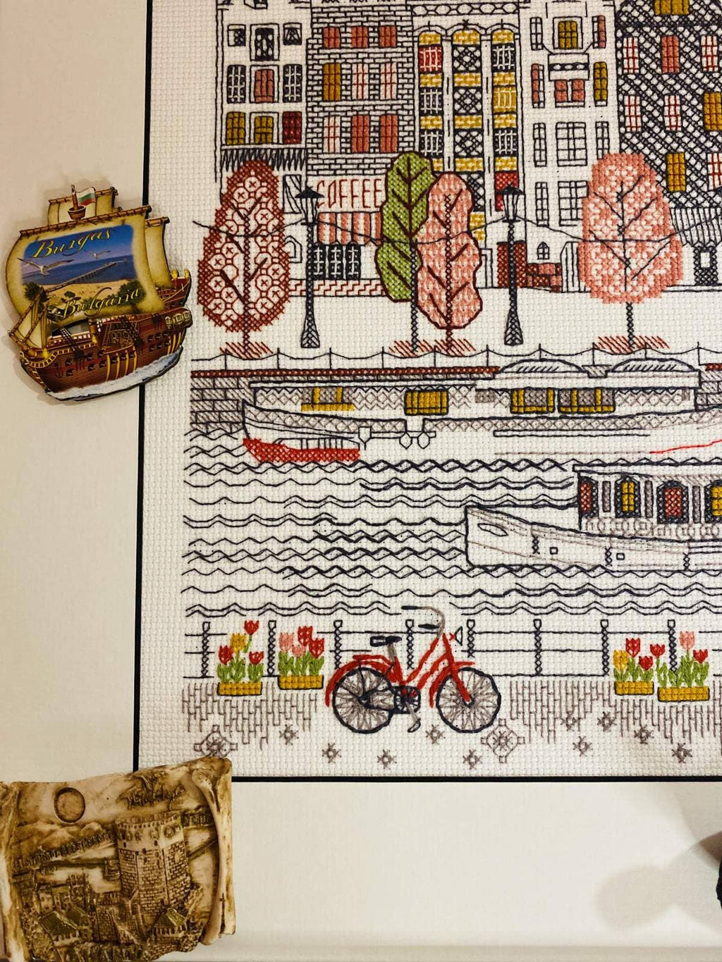 Broderisæt, korssting, Huse ved kanalen