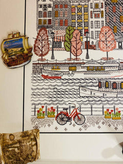 Broderikit, Huse ved kanalen