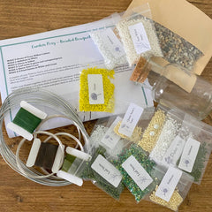 Perleblomster, havebuket med 3 gæslingekviste, en julerose, vild gulerod, margueritter, blade.