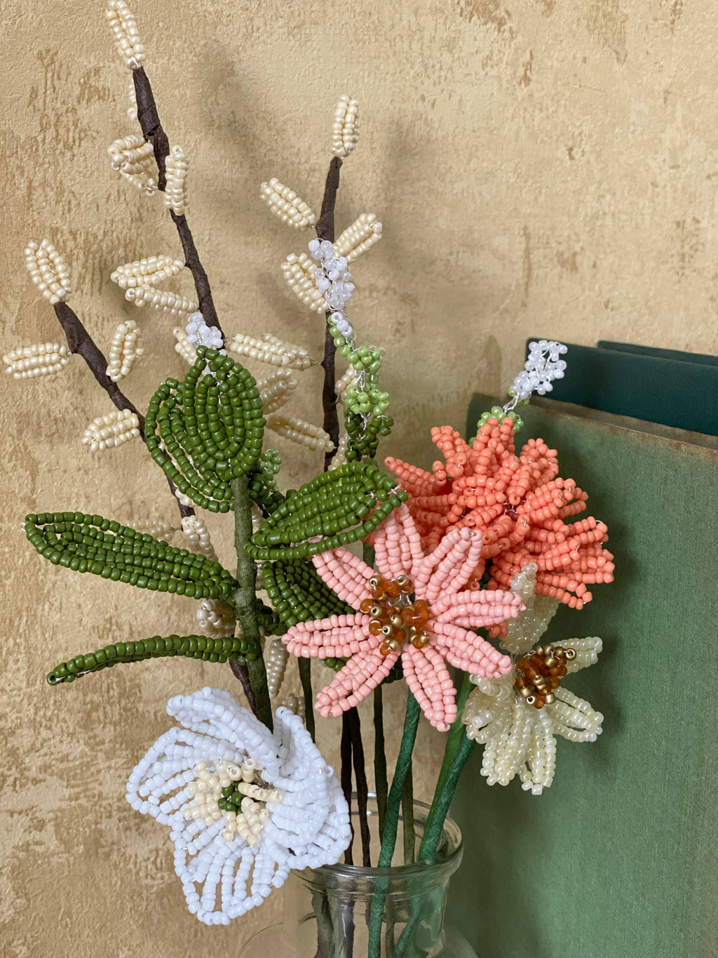 Perleblomster, havebuket med 3 gæslingekviste, en julerose, vild gulerod, margueritter, blade.